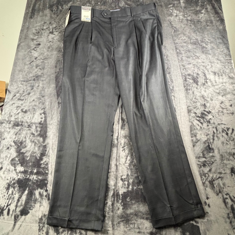 Roundtree & Yorke Dress Pants Mens 42x32 Grey travelSMART Pleated Cuffed Plaid